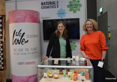 Natural Cosmetics Holland stond bij We Love The Planet in de stand. Zij produceren onder meer allerlei varianten natuurlijke deodorants. Op de foto: Marjolein van den Berg en Hanna Middeljans.