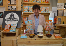 Arnoud Francken toont de nieuwe biologische Sweet Potato Chips van John Altman, in de varianten Sea Salt en Smoked Paprika. "Iedereen is enthousiast over de nieuwe smaken. Crisp neemt ze op in het assortiment."