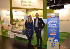 Myrthe Bijl en Edwin Crombags bij Weerribben Zuivel. "Bedrijven die langskomen hebben heel gerichte vragen. We hebben voor het eerst onze Duitse agent bij ons op de stand, daardoor kunnen we meteen schakelen", aldus Myrthe.