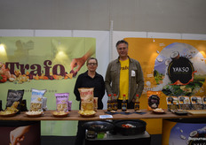 Namens FZ Organic Food: Janet Nuijten en Bjorn Andringa. FZ liet op de beurs de producten van Trafo in de nieuwe uitstraling zien. En de nieuwe producten van Yakso: Groente krupuk, sea sauce, een vegan alternatief voor oyster sauce, hoisin sauce en gehakte knoflook in pot. Proeven kon men van seitan voor in de koeling.