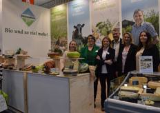 Bij Bastiaansen Bio Kaas: Kayleigh Smit, Marja Bastiaansen, Levi Melis, Jens Jelitta, Katja Jelitta-Grosse en Tina Conrad. Marja: "De Grande Rouge en de Chimichurri doen het heel goed hier."