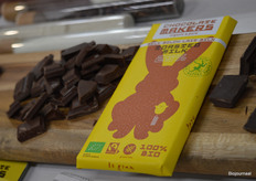 Janine: "Deze nieuwe paasreep bevat 'toasted milk', dat is geroosterd melkpoeder. Deze productiewijze brengt de smaak extra naar boven."