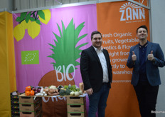 'Thumbs up' bij Bio-Center ZANN met Arnie van Eijck en Geoffrey Harreman. Geoffrey: "We zijn heel blij dat we hier weer zijn. De verhuizing naar hal 5 bevalt ons prima."