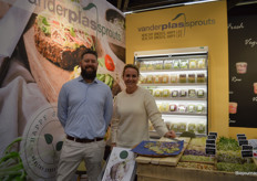 Pepijn van der Plas en Tessa Yntema met de sprouts van Van der Plas Sprouts.
