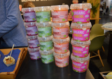 Drie kleurrijke varianten zuurkool en rechts de kimchi.