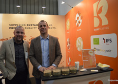 Nog een debutant in hal 5: Ruby Trading. Joeri Valckenier von Geusau en Kamal Zabidat vertellen dat ze inmiddels projecten opgezet hebben in Tanzania, Burkina Faso, Uganda en Colombia. "We willen graag lokaal nog meer impact maken door onze volledig transparante projecten verder uit te bouwen", vertelt Joeri. Ook ontwikkelen ze een alternatief voor traditionele AMF (Anhdrous Milk Fat).