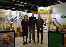de Traay presenteerde o.a. de nieuwe duurzame verpakkingen van Bee honest. De komende maanden gaan nog meer producten over op deze verpakking. Op de foto: Marloes Kort, Dennis van Teylingen en Lex Drost. Dennis: "En er is nog meer nieuws: Alnatura heeft bee honest opgenomen."