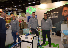 Edwin Willemsen en Erwin Salamon bij vQm Packaging. Links is collega René Luijten in gesprek. Edwin: "Het bevalt ons weer prima, het is altijd goed om hier te staan."