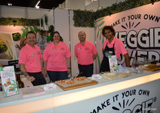 Future Food Group liet proeven van het nieuwe product van The Veggie Lovers: Rul gehakt. Vorig jaar heeft het merk een upgrade ondergaan en is The Veggie Lovers volledig overgestapt op een biologische receptuur. Op de foto: Maikel Geluk, Tanya Mineur, Hansie Conradie en Ishmerai Gill. Maikel: "We hebben ook meer ingezet op vegan."