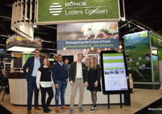 Bunge Loders Croklaan debuteerde tijdens de zomereditie op de Biofach en was er ook nu weer bij. Tim Olsthoorn, Julia Prusakova, Mitchell Pengel, Erik van Straaten en Didi Loor. (en achter de bar staat Hang Kam Man). In de stand van de leverancier van plantaardige oliën, vetten en lecithines voor de voedingsindustrie viel veel te proeven en te zien, zodat (potentiële) klanten een goed beeld konden krijgen van wat Bunge kan betekenen als het gaat om oplossingen op het gebied van oliën en vetten.