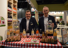 Wyno Vermeulen en Alex Poortinga vulden bij Flevosap de hele dag door bekertjes met de biodynamische OERsappen, ofwel URsaft in het Duits.