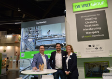Arjan Wit, Dennis Minnaard en Hélène van der Wal bij De Vrij Group. Onder meer gespecialiseerd in CO2 behandeling van product in containers. De Vrij Groep kan ook producten steriliseren in een allergenenvrije omgeving. Deze behandelmethode is geschikt voor diverse ingrediënten, waaronder biologische grondstoffen.