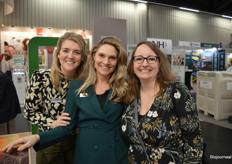 Carmen Gerritsen en Yvonne Titarsole-Kresinger van Tradin Organic Agriculture met Lenneke Pors-Schot van Biojournaal.