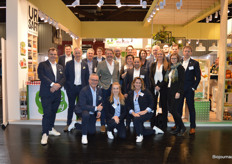 Uitgebreide groepsfoto bij de combi-stand van Green Organics, Dutch Soy, De Groene Weg, De Smaakspecialist, Normec Groen Agro Controle en Flevosap.