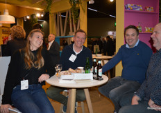 Tijd voor een hapje en een drankje in de Udea-stand. Kim Huppertz en Ton Severrien (GreenSprout) met Pieterjan Kok (Good Foods) en Jan Wolf (Machandel).