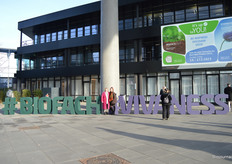 Tussen de Biofach- en Vivaness-letters: Mieke Hendriks en Demi Huijbers van Puur Mieke.