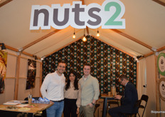 Jan Wiggelink-Huijsen, Yara Carreño en Tjerk Janse bij Nuts2, dat de vers geoogste noten lokaal verwerkt en fabrieken heeft in Burkina Faso en Benin. Tjerk: "We verzetten echt pionierswerk in Burkina Faso, door de oogst van de boeren rechtstreeks te verwerken. We maken winst om de mensen daar te helpen."