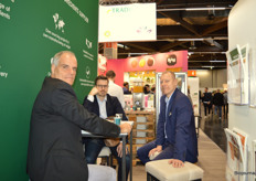 Rechts op de foto: Rafal Taciak, commercieel directeur van cacaoverwerkingsfabriek Crown of Holland.