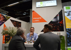 Richard van Helden van het Vietnamese bedrijf Organics More. Het bedrijf handelt in bio-cashewnoten en -specerijen en heeft een fabriek in Heelsum.