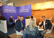 Edwin Habing (rechts) bij ED Organics (met een medewerker van Koopmans Meel). Links op de achtergrond is collega Michiel de Munnik in gesprek.
