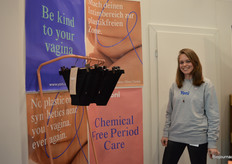 Rosa de Jong vertelde bij Yoni meer over de nieuwste aanwinst: menstruatieondergoed, gemaakt van biologisch katoen. "Dit is echt een uitkomst voor vrouwen." De tampons zijn vanaf nu in een cellulose wikkel verpakt.