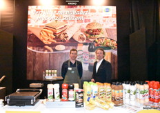 Remia heeft nog steeds een biologische mayonaise in het assortiment die gebruikt wordt bij een aantal slagerijen van de Groene Weg.Op de foto Bram van Heumen en Dennis Bouwmeester