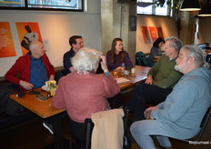 Voorbeschouwen met Bert van Ruitenbeek (Stichting Demeter), Frans Carrée (De Bolster), Esther Molenwijk, Volkert Engelsman (Eosta), Jurrien Roossien en op de rug gezien Edith Lammerts van Bueren. 