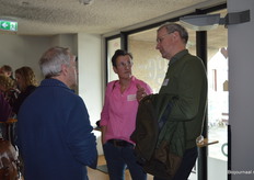 Theo Boon en Merle Koomans van den Dries (allebei Odin) praten bij met Volkert Engelsman van Eosta.