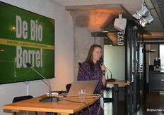 Esther Molenwijk heet alle aanwezigen welkom. 