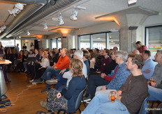 De zaal was met ongeveer 100 belangstellenden erg goed gevuld.