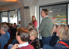 Esther vroeg zich af of er ook duidelijke voorstanders van CRISPR-Cas aanwezig zijn. Daarop durfde 1 iemand zijn hand op te steken: Peter van Duin, die 35 jaar ervaring heeft in de veredeling. 