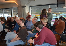 Na afloop van de paneldiscussie kwam Esther ook nog even terug bij de enige 'fan van CRISPR' (uit de reguliere veredling) in de zaal.