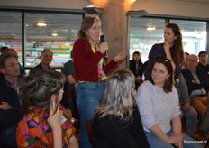 'Zijn we nou knettergek als we dit niet willen?', vroeg Esther Molenwijk ook nog. Guusje Bonnema van Wageningen Universiteit reageerde hier als volgt op: "Het is niet raar om het niet te willen. Ik hoop dat we alle kennis kunnen toepassen die om ons heen vergaard wordt, maar ik denk niet dat we het zonder CRISPR-Cas niet redden, ook in de conventionele landbouw."