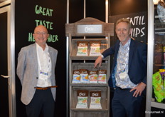 Jos de Moor en Willem de Kanter van The Impulse Factory met de nieuwste chipsvarianten van O'nest (onder andere Lentil Flips, Pea Flips en Lentil Chips in twee varianten). 