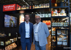 Maarten van den Berg en Pol Pollet bij Bergfood. Maarten: "We hebben best wat biologische producten in ons aanbod. Vaak bestaat een concept ook deels uit bio-producten." 