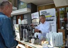 Jetse Schokker schonk bij IDorganics Kaap Koffie. Deze koffie gaat met een zeilboot de oceaan over en werd eind november 2022 gepresenteerd tijdens een proeverij bij Gimsel.
