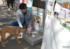 Hoe toepasselijk: Adriëtte Breemans snelde naar de voerbak om hondje Jara te laten proeven van een hondensnack van Yarrah Organic Petfood. 