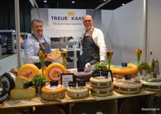 Treur Kaas was voor de tweede keer op rij exposant op de Taste of Tavola. Op de foto: Stefaan Pinsart en Mark Eversteijn. Mark: "De beurs is nog relatief rustig en de markt voor biologische kazen groeit door alle omstandigheden niet zoals we hoopten."