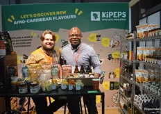Maranatha Nduaya Ntambwe van Kipeps kreeg gezelschap van Tycho Kievit (links). Kipeps levert allerlei Afrikaanse producten, waarbij verschillende producenten over een bio-certificaat beschikken.
