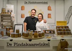 En op de Broodway-beurs stond De Pindakaaswinkel. Vorig jaar introduceerden de makers van De Pindakaaswinkel een lijn biologische pindakaas onder het merk PNUTS. Op de foto: Danny Koeman en Daphne Bottelier.