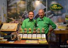 Wim Roeleveld en Eric van Gool namens Imkerij de Traay. Eric: "van Wouter's streekhoning komt er binnenkort ook een Achterhoekse variant bij."