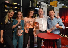 Bij Wijnimport Jos Rijnaarts hebben ze klanten die specifiek vragen naar biologische wijnen. Op de foto: Demi, Eva, Anne, samen met de broers Jos en Raymond Rijnaarts.