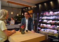 Marjolijn Put en Timme Helmes bij Zijerveld, waar ze steeds meer in bio-kaas doen.