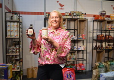 Geraldine van den Heuvel toont bij Brauer Food de biologische fond van het Duitse merk Jürgen Langbein en een biologische ahornsiroop.