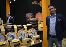 Menno van der Veen vertelde bij Kaashandel Remijn wat meer over de nieuwe MA-lijn (Meester Affineurs), die deels uit biologische kazen bestaat (de twee koekazen direct naast hem bijvoorbeeld).