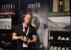 Johan Hamerpagt toont één van de biologische wijnen uit het aanbod van Jovino Import (een droge Riesling van Steinmühle).