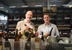 Bij Verbunt Verlinden merken ze dat steeds meer wijnhuizen investeren in biologisch. Op de foto: Philipe van Aardam en Chris Kerselaar.