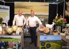Verenigde krachten in de biologische kazen: Ard van Gaalen van BioStee met Piet den Hertog van De Mèkkerstee. Piet: "We zijn klaar om verder op te schalen in de bio-kazen."