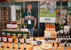 Cesar Abma met de biologische olijfolie en azijn van Abma's. "Het gaat goed, er is niet echt een duidelijke hardloper, de populariteit van de varianten verschilt een beetje per seizoen."