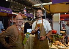 Bij Gkazas olijfolie: Peter Tillemans en Floris Reurts. Floris: "Doordat we heel direct handelen op Kreta kunnen we de kwaliteit goed warborgen." Peter is verantwoordelijk voor de Belgische markt, daar is de olijfolie in zo'n 200 winkels verkrijgbaar.